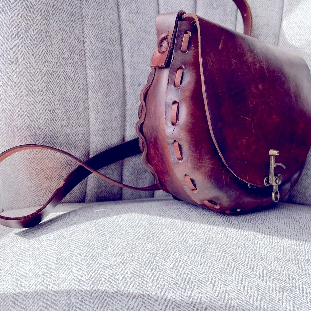 100% natural leather satchel with metal hardware closure. Gorgeous! - Picture 4 of 5